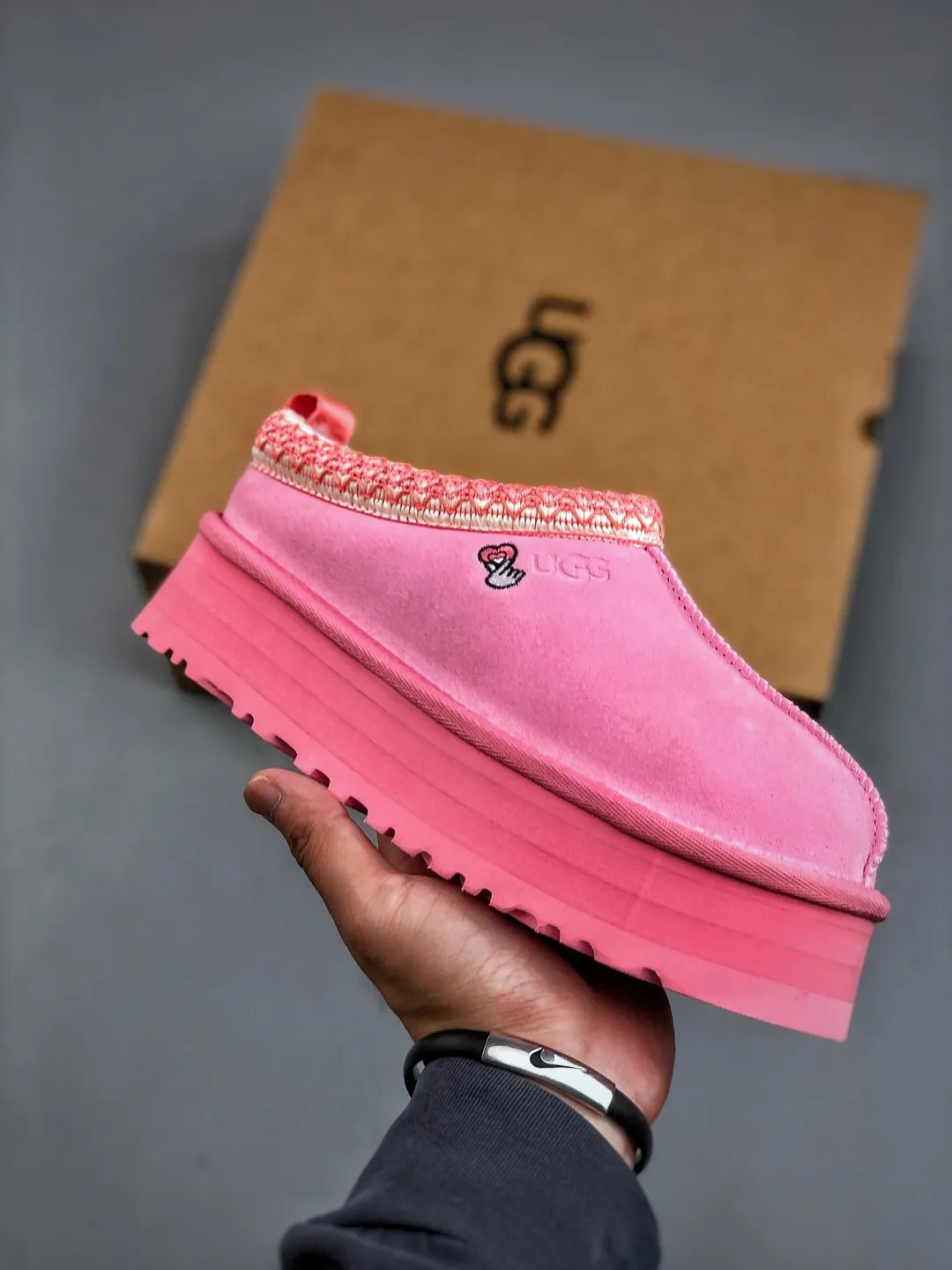 Local self-pickup💰560 supports store placement. The top version on the market. UGG Tazz ethnic style thick-soled women's model. Xiaohongshu's hot model. Produced by a major foreign trade factory in Guangzhou. From toe to insole, genuine sheep fur. Independent outer box packaging. Chip. With waterproof technology. Differentiating from any version on the market. 5cm thick sole. Independently developed original outsole. Cashmere insole. Keep warm when going out in winter. It is a very suitable choice for home use. In the new year, uug has launched a style series, which is partially biased towards the preferences of young consumers. It has also moved to the forefront of fashion trends. Shoe body material. Water-repellent coated suede upper. 17mm UGGPURE™ implanted wool insole. Lightweight non-slip and comfortable rubber outsole. With brand LOGO. With full packaging. Size: 35-40